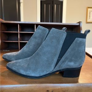 Marc Fisher - 8M - Grey suede booties